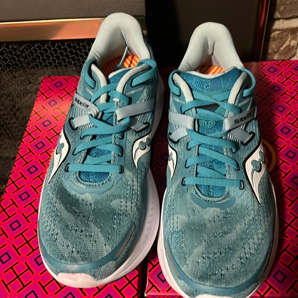 Saucony Guide 16 Sneakers. Ink/Ice and Encre/Blanc. Worm 2 times, like new